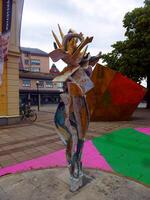 marcher dans le ville centre pendant le culturel festival. photo