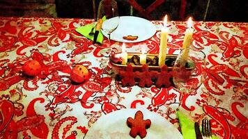 une table ensemble pour une Noël dîner photo