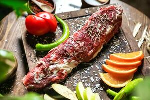 brut du boeuf steak repos sur une en bois Coupe planche photo