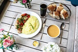 assiette de nourriture et bol de soupe sur table photo