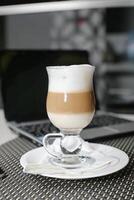 blanc café tasse sur céramique soucoupe photo