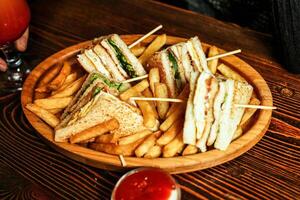 assiette de des sandwichs et français frites sur table photo