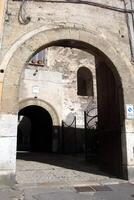 Sant'agata de goti, Italie, L'Europe  - juillet 21, 2019. ruelles et arcades dans le historique centre photo