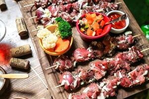 en bois Coupe planche avec Frais Viande et légumes photo