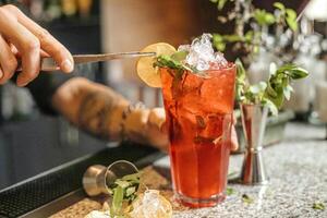 la personne Coupe dans une cocktail à une bar photo