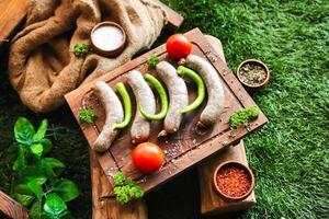 fraîchement tranché des légumes arrangé sur une en bois Coupe planche photo