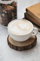 en bois Coaster justificatif une tasse de café photo