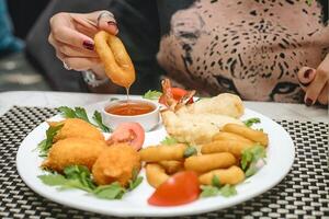 femme en mangeant une assiette de nourriture photo