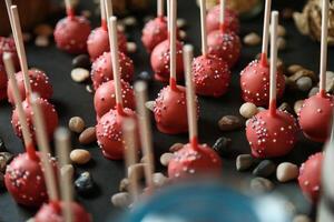 coloré dessus de la table afficher de rouge bonbons couvert dans arrose photo