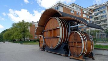 Stockholm, Suède, juin dix, 2022 une aperçu de une baril bar le long de un de le de la ville canaux photo