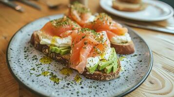 Avocat pain grillé avec fumé Saumon pour petit-déjeuner, fait maison cuisine et traditionnel nourriture, pays la vie photo