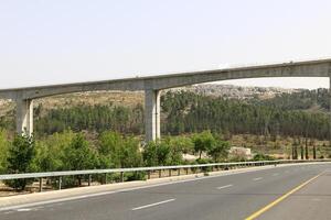 le pont a été construit plus de une gorge et une l'eau obstacle. photo