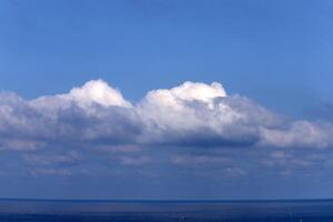 pluie des nuages dans le ciel plus de le méditerranéen mer. photo