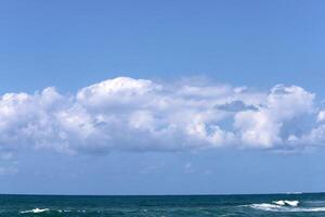 pluie des nuages dans le ciel plus de le méditerranéen mer. photo