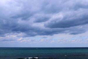 pluie des nuages dans le ciel plus de le méditerranéen mer. photo