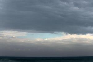 pluie des nuages dans le ciel plus de le méditerranéen mer. photo