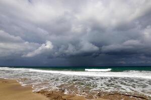 pluie des nuages dans le ciel plus de le méditerranéen mer. photo