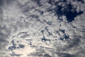 pluie des nuages dans le ciel plus de le méditerranéen mer. photo