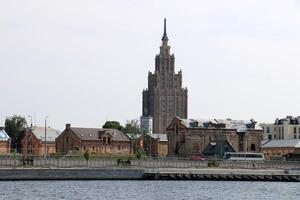 25 07 2023 riga Lettonie. Riga, le Capitale de Lettonie, est situé sur le banques de le Daugava rivière à ses confluence avec le golfe de Riga. photo