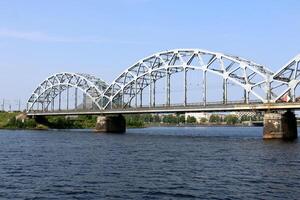 25 07 2023 riga Lettonie. Riga, le Capitale de Lettonie, est situé sur le banques de le Daugava rivière à ses confluence avec le golfe de Riga. photo