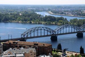 25 07 2023 riga Lettonie. Riga, le Capitale de Lettonie, est situé sur le banques de le Daugava rivière à ses confluence avec le golfe de Riga. photo