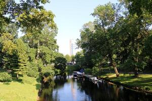 25 07 2023 riga Lettonie. Riga, le Capitale de Lettonie, est situé sur le banques de le Daugava rivière à ses confluence avec le golfe de Riga. photo