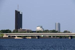 25 07 2023 riga Lettonie. Riga, le Capitale de Lettonie, est situé sur le banques de le Daugava rivière à ses confluence avec le golfe de Riga. photo