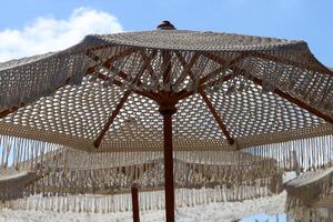 canopée pour protection de le chaud Soleil dans une ville parc. photo