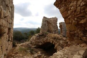 02 12 2024 haifa Israël. Yehiam est le ruines de une croisé et époque ottomane forteresse dans occidental Galilée, Israël. photo