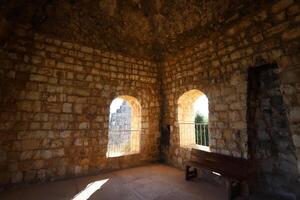 02 12 2024 haifa Israël. Yehiam est le ruines de une croisé et époque ottomane forteresse dans occidental Galilée, Israël. photo