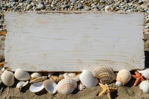 photo blanc en bois planche avec autre objets