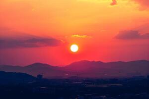 photo Stupéfiant le coucher du soleil dans le soir