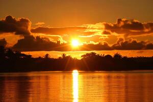 photo Stupéfiant le coucher du soleil dans le soir