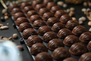 des chocolats étant aligné sur une convoyeur ceinture photo