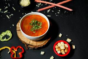 bol de soupe avec côté de des légumes photo