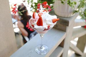 délicieux dessert sundae avec des fraises et fouetté crème photo