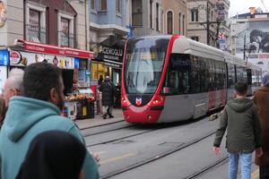 dinde Istanbul 1 juin 2023. t1 tram à eminonu avec gens traversée le route photo