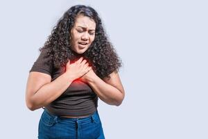 gens avec poitrine douleur isolé. Jeune femme avec tachycardie isolé. Latin fille avec cœur douleur. concept de gens avec cœur problèmes photo