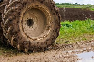 sale double roue de une gros agriculture tracteur sur saleté route à été journée photo