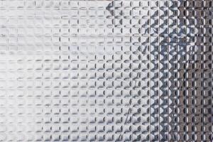 fermer plein cadre Contexte et texture de aluminium recouvert butil caoutchouc feuille avec carré modèle. photo