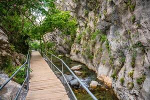 sapadere canyon avec en bois chemins et cascades de cascades dans le Taureau montagnes près Alanya, dinde photo