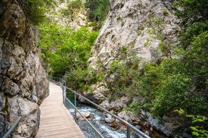 sapadere canyon avec en bois chemins et cascades de cascades dans le Taureau montagnes près Alanya, dinde photo