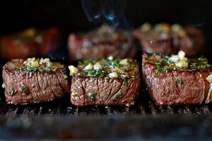 steaks brossé avec olive pétrole et haché Ail grésiller sur le gril. photo