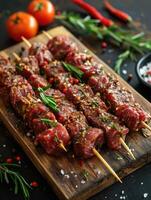 brut du boeuf brochettes avec Frais des légumes et herbes, préparé pour grillage photo