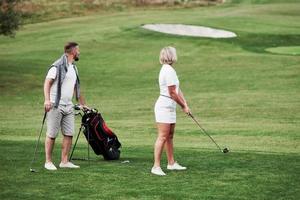 suivre la balle. quelques joueurs de golf ont du bon jeu pendant leur week-end photo