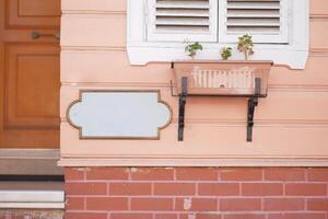 vide maison nombre assiette une brique mur. photo