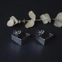 argent des boucles d'oreilles sur une noir Contexte avec décor photo