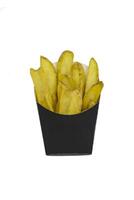 français frites dans une noir papier emballage isolé sur blanc Contexte photo