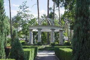 belvédère dans le parc. été paysage. photo