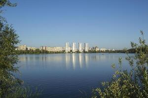 vue de rivière dans ville. photo